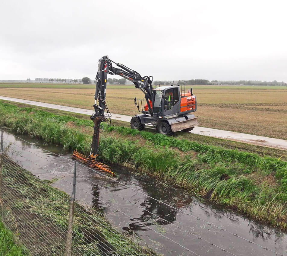 cultuurtechnische werkzaamheden bij Dekkers Maasbommel