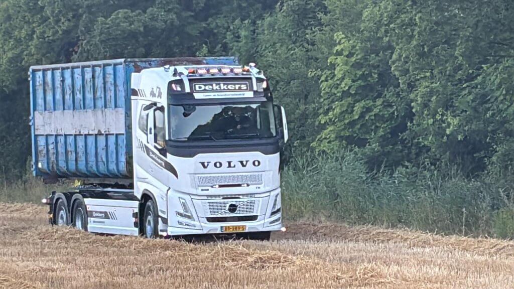 Nieuwe Volvo FH Aero 6x2 bakwagen met Hiab haakarm systeem toegevoegd aan wagenpark bij Loon- en Grondverzetbedrijf Dekkers bv